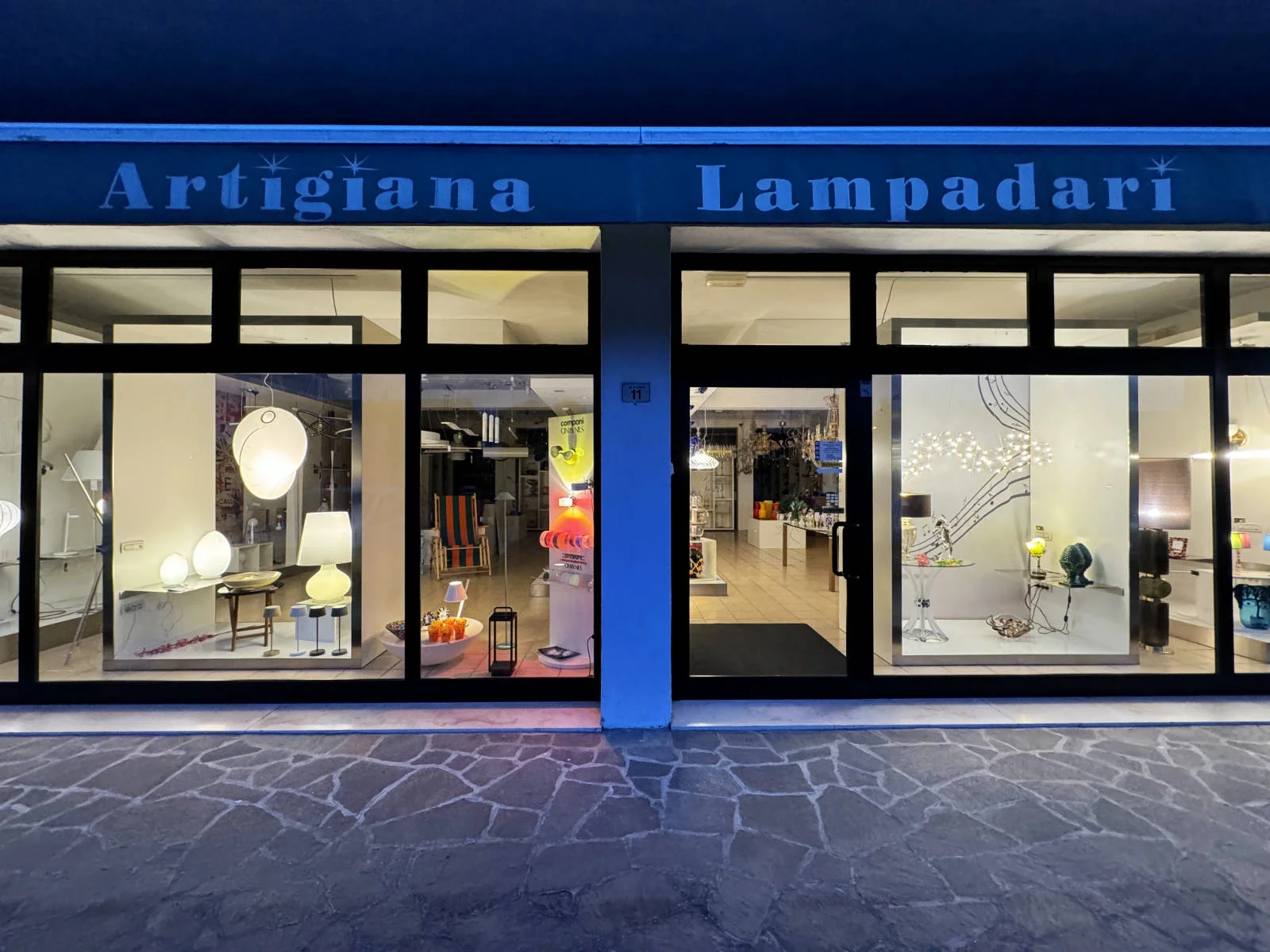 Negozio, showroom esterni Artigiana Lampadari